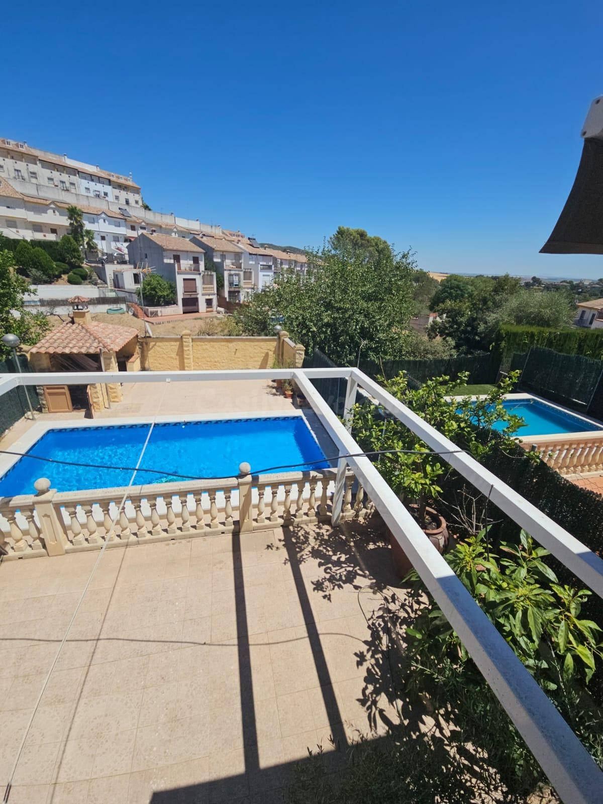 229 m2, 3 plantas y 8 placas solares para vivir sin mirar el - foto 3