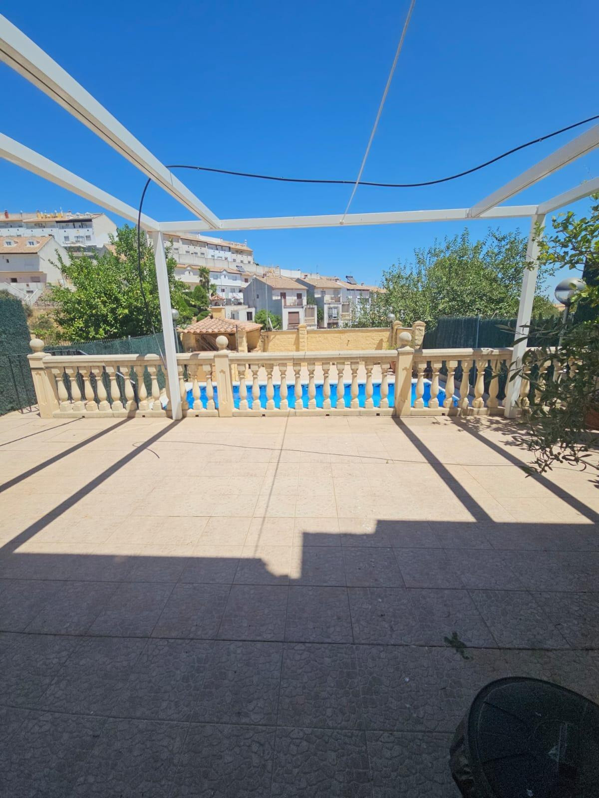 229 m2, 3 plantas y 8 placas solares para vivir sin mirar el - foto 4