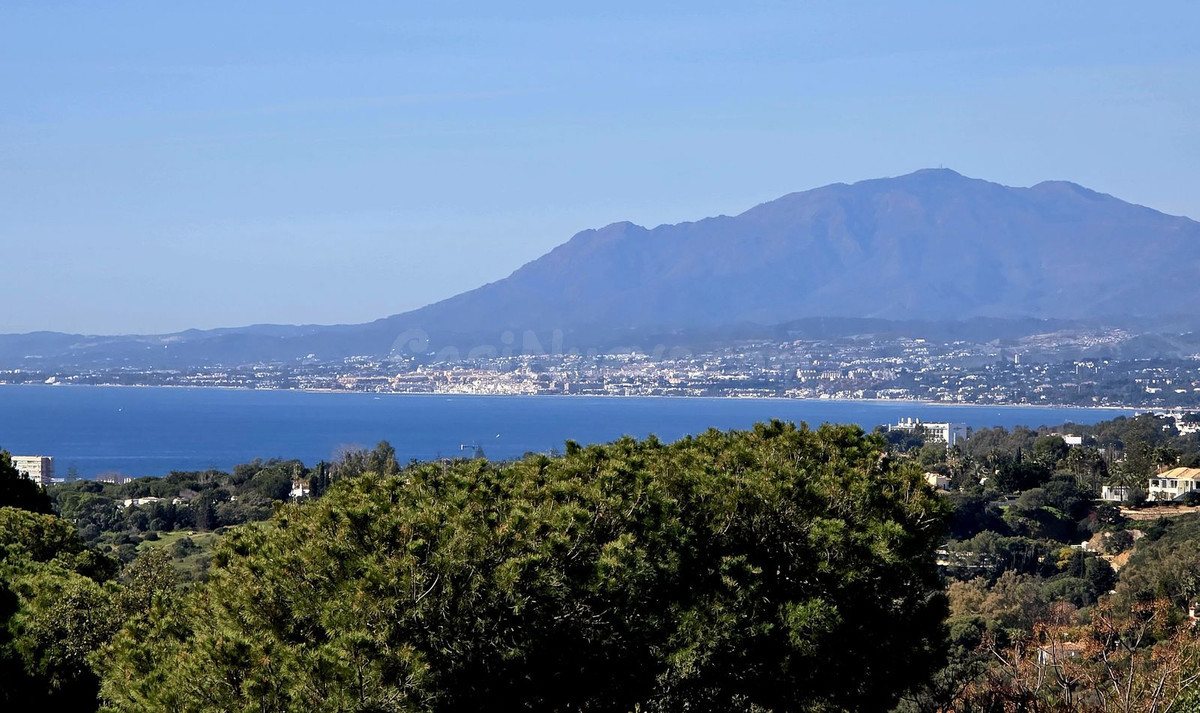 Terreno con vistas al mar en Marbella para construir 4 viviendas