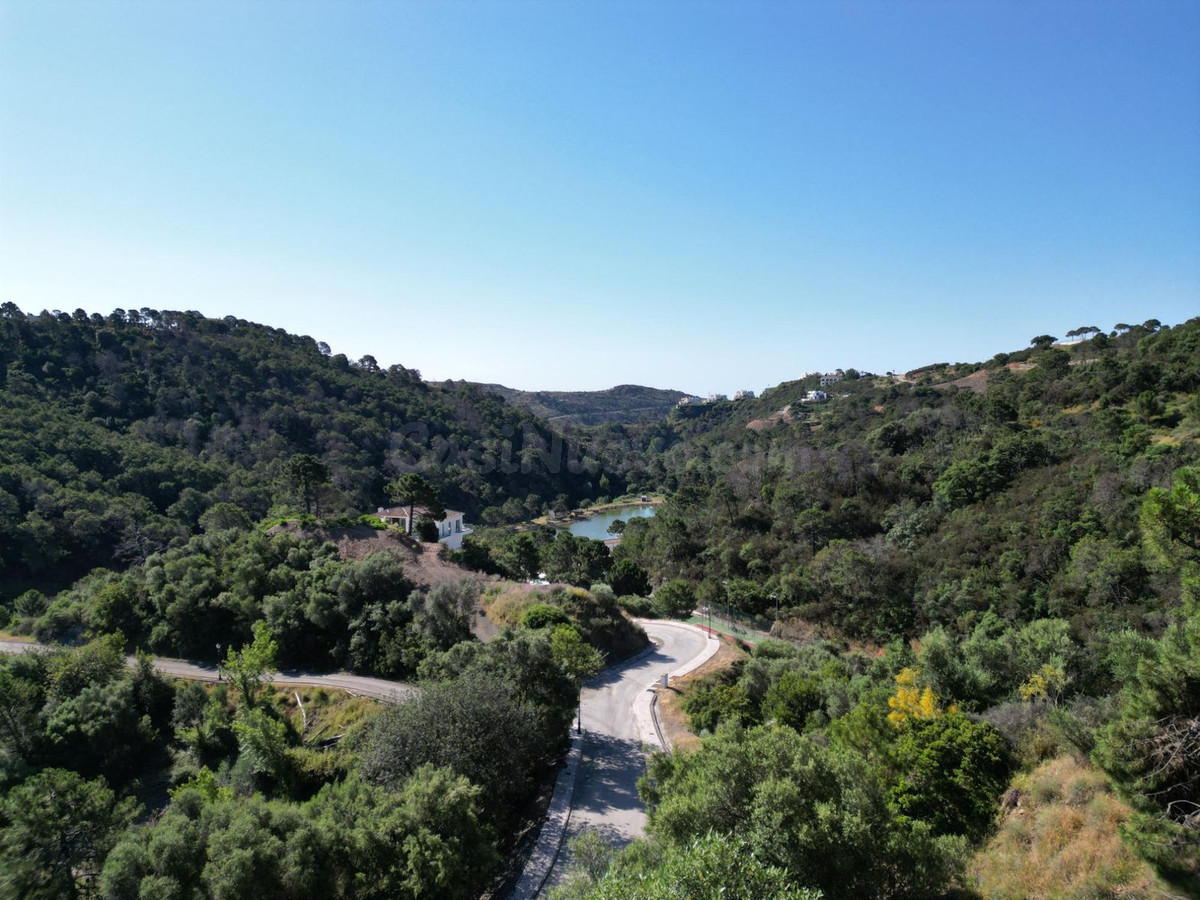 Terreno urbano de 2800 m2 en Benahavís, vistas espectaculares
