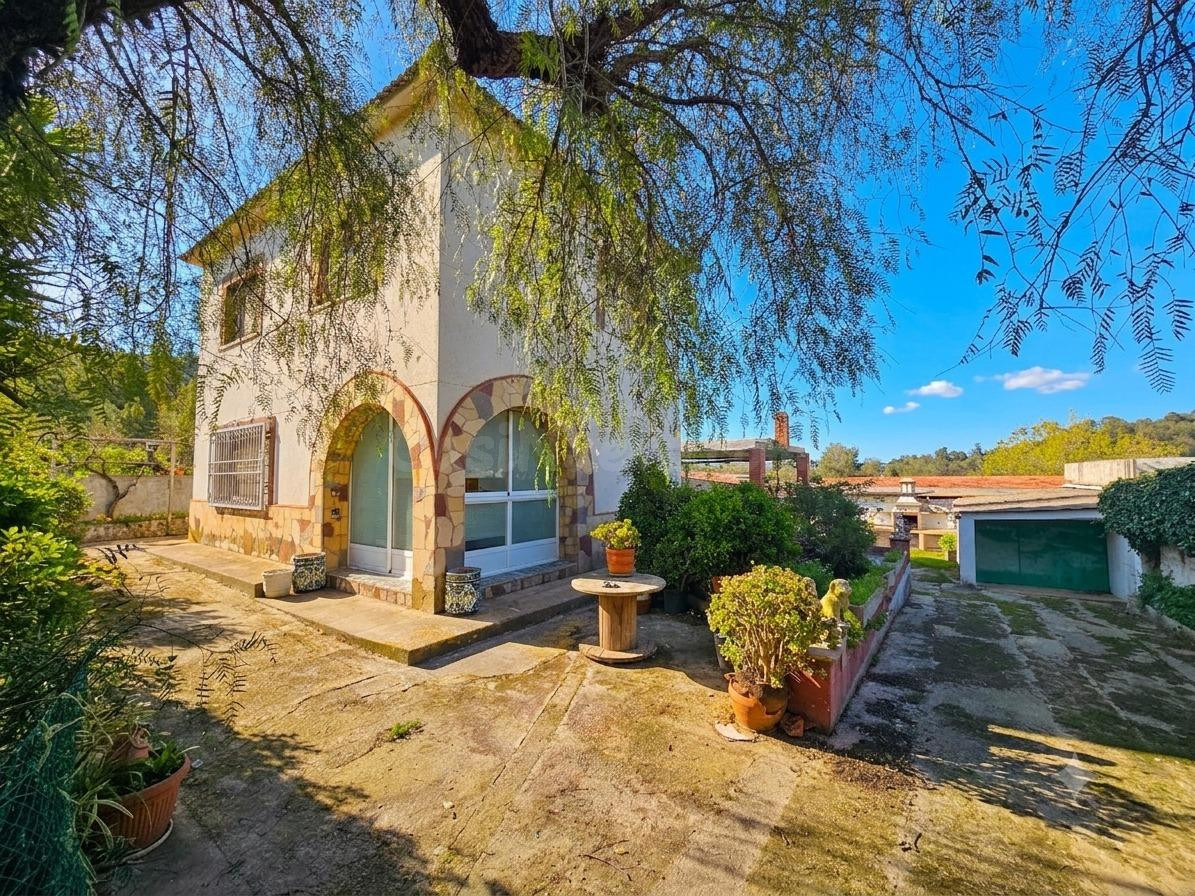 ¡Oportunidad única en Canyelles! Casa independiente con gran