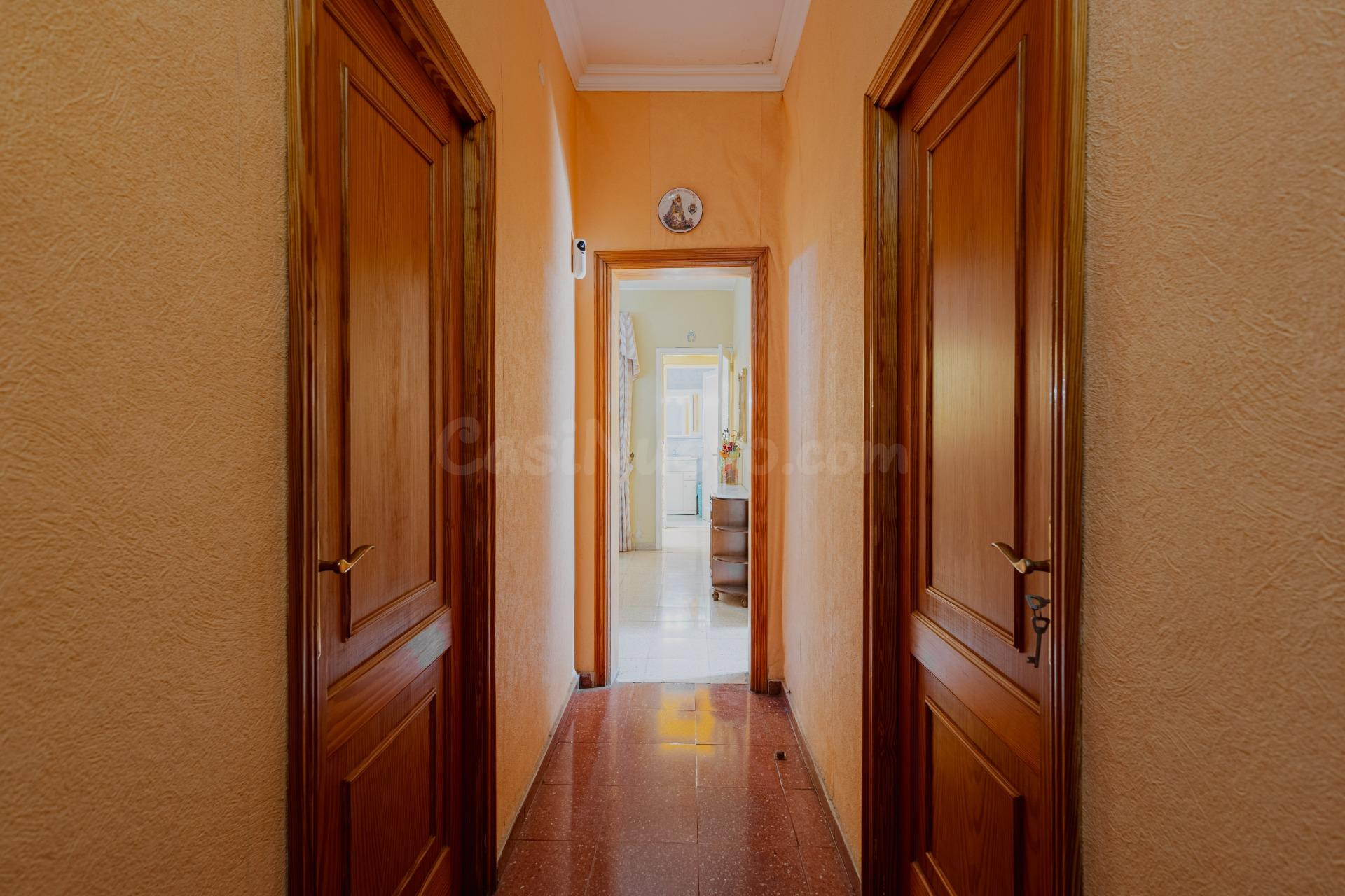 CASA UNIFAMILIAR CON TERRENO URBANO Y GRANDES POSIBILIDADES  - foto 2