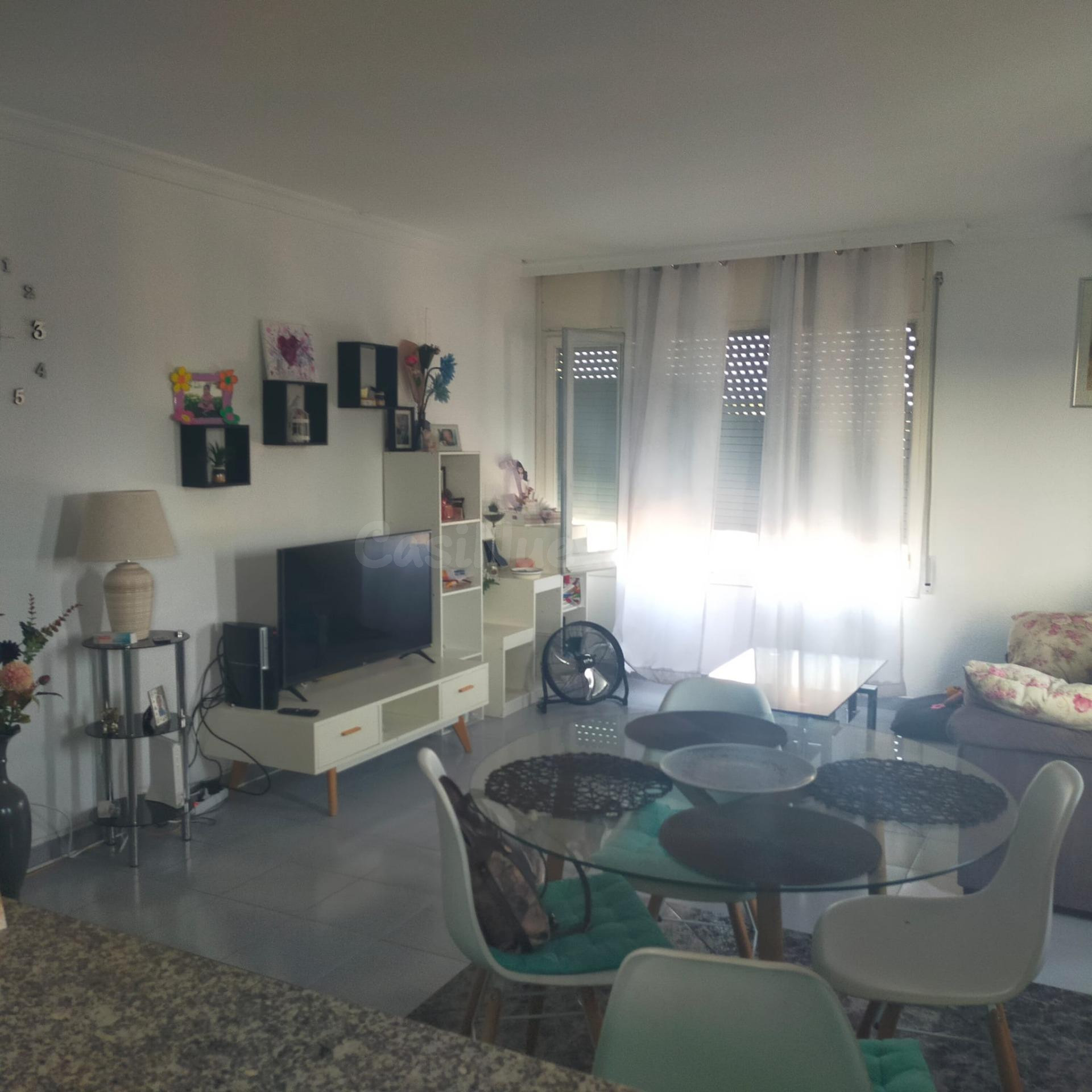 Piso de 3 dormitorios con cocina-comedor abierta y barra americana