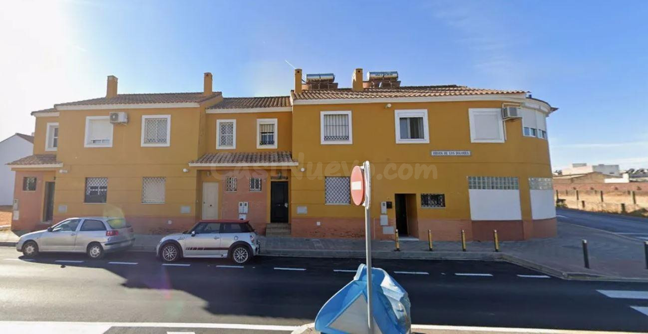 SE VENDE CASA ADOSADA OKUPADA en Avenida DEL TRIUNFO Nº 7 Dos Hermanas (Sevilla)