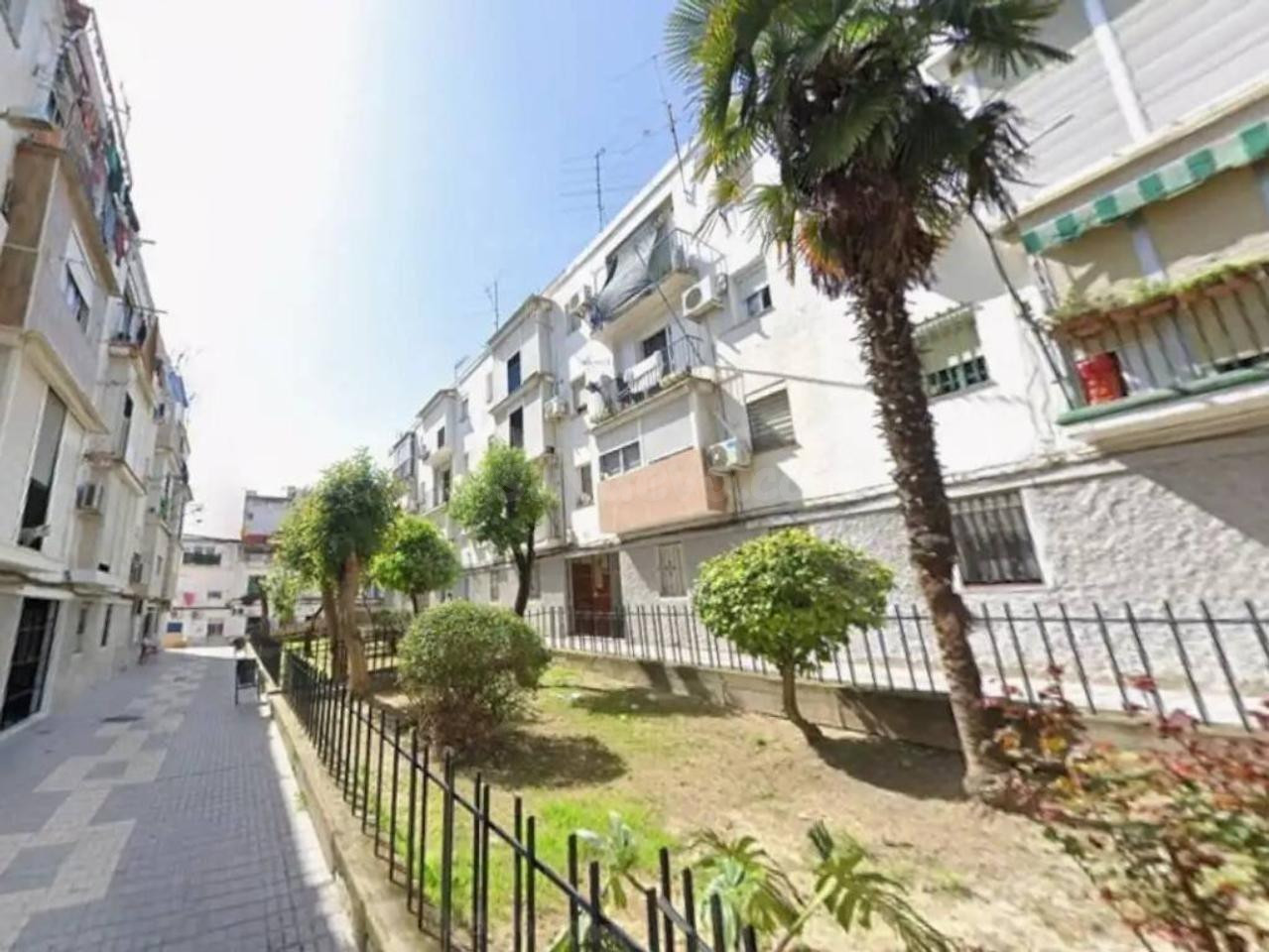 SE VENDE PISO OKUPADO en Calle CHILE Nº 6 San Juan de Aznalfarache (Sevilla)