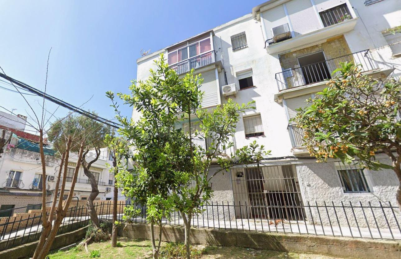SE VENDE PISO OKUPADO en Calle CHILE Nº 1 San Juan de Aznalfarache (Sevilla)