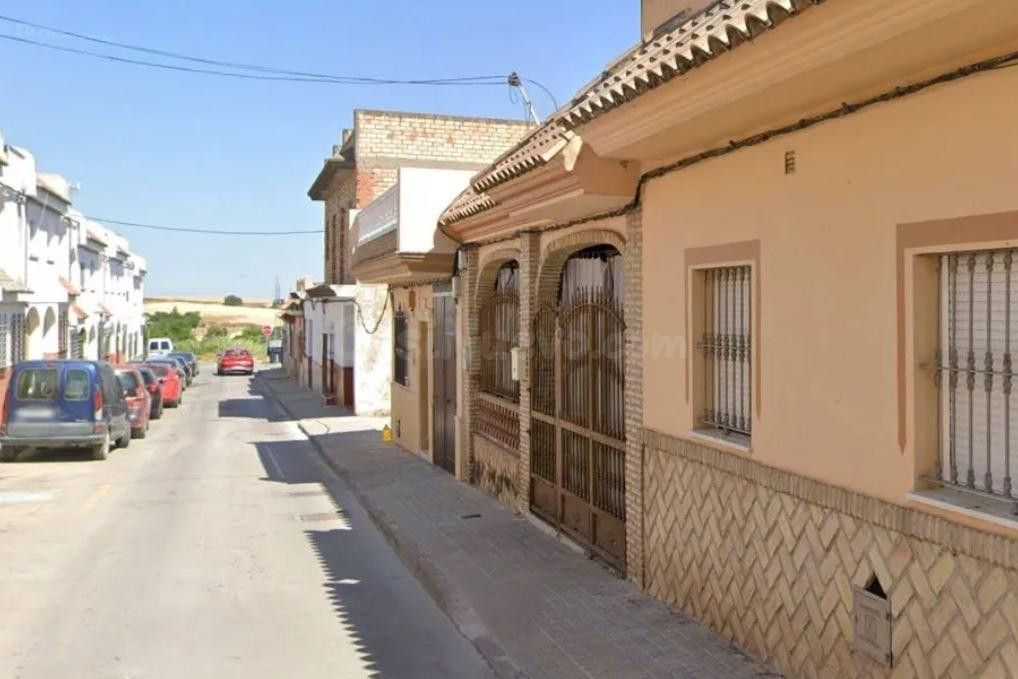 SE VENDE CASA OKUPADA en Calle HUERTECILLO Nº 4 Cuervo de Sevilla (El) (Sevilla)