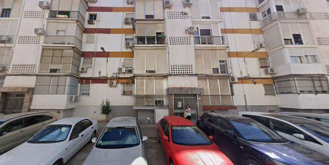 SE VENDE PISO OKUPADO en Calle COMUNIDAD GALLEGA Nº 3 Sevilla (Sevilla)