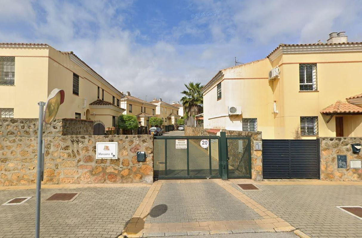 SE VENDE CASA OKUPADA en  Calle RAFAEL CANSINO VEGA Nº 38 Tomares (Sevilla)