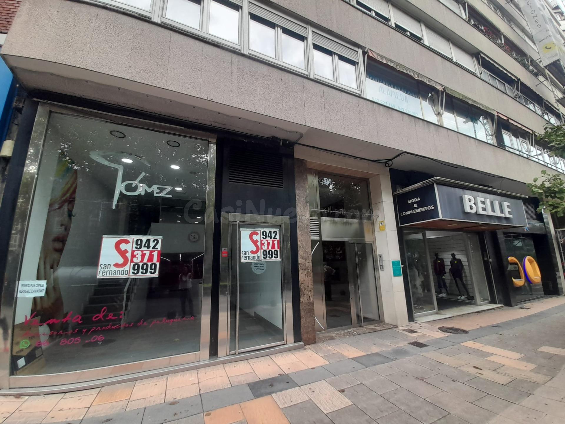 Se alquila local comercial en primera línea en Calle San Fernando de Santander.