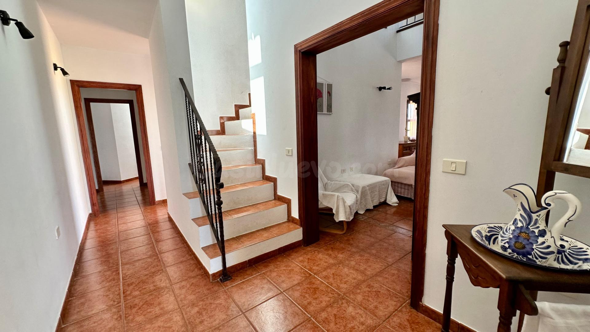 Chalet independiente con 5.318 m2 de parcela y vistas al mar - foto 4
