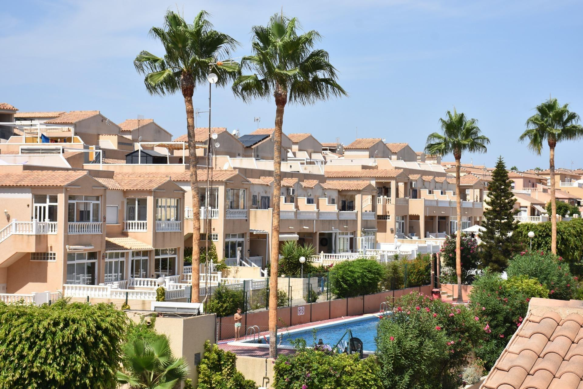 FANTASTICO ADOSADO CON PLAZA DE GARAJE, TRASTERO Y PISCINA COMUNITARIA