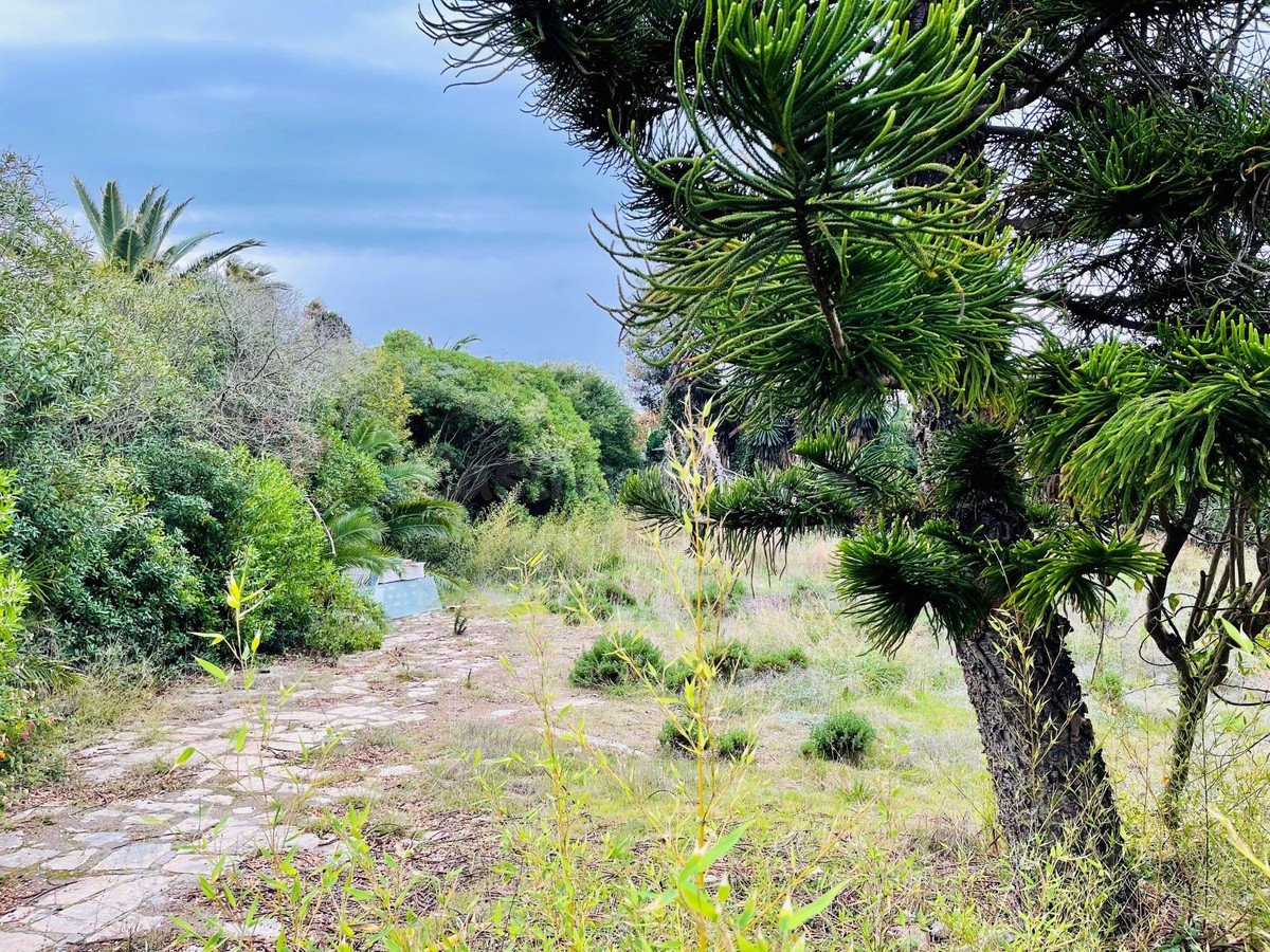 Parcela premium en Estepona con vistas al golf y playa