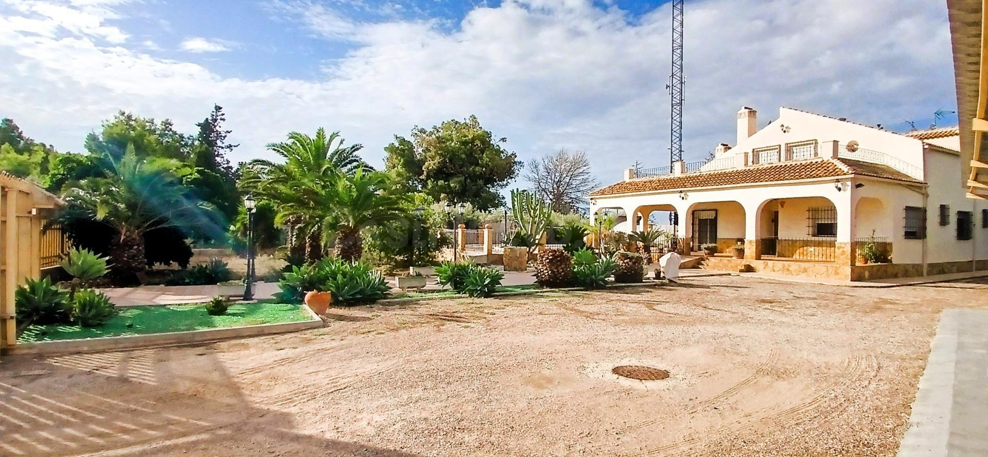 SE VENDE CHALTE DE 5 DORMI, 3 BAÑOS, PISCINA , PARCELA 2300  - foto 2