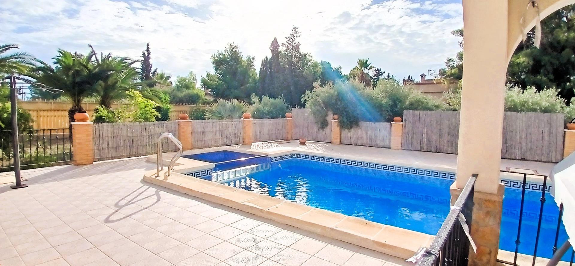SE VENDE CHALTE DE 5 DORMI, 3 BAÑOS, PISCINA , PARCELA 2300  - foto 5