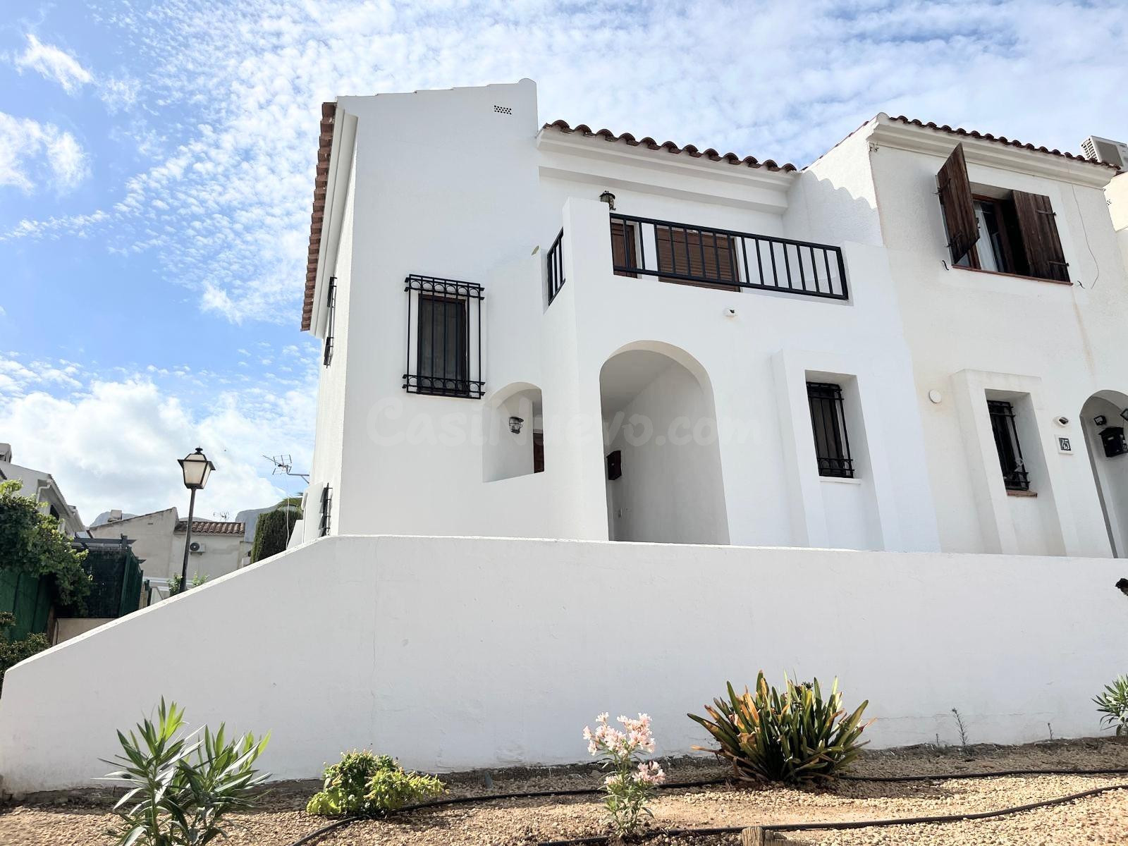 CASA ADOSADA REFORMADA, JARDIN, APARCAMIENTO, PISCINA COMUNI