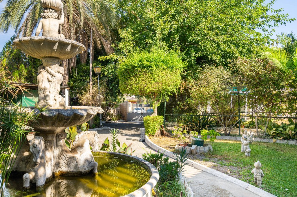 Chalet y parcela segregable en Palomares del Río - foto 3