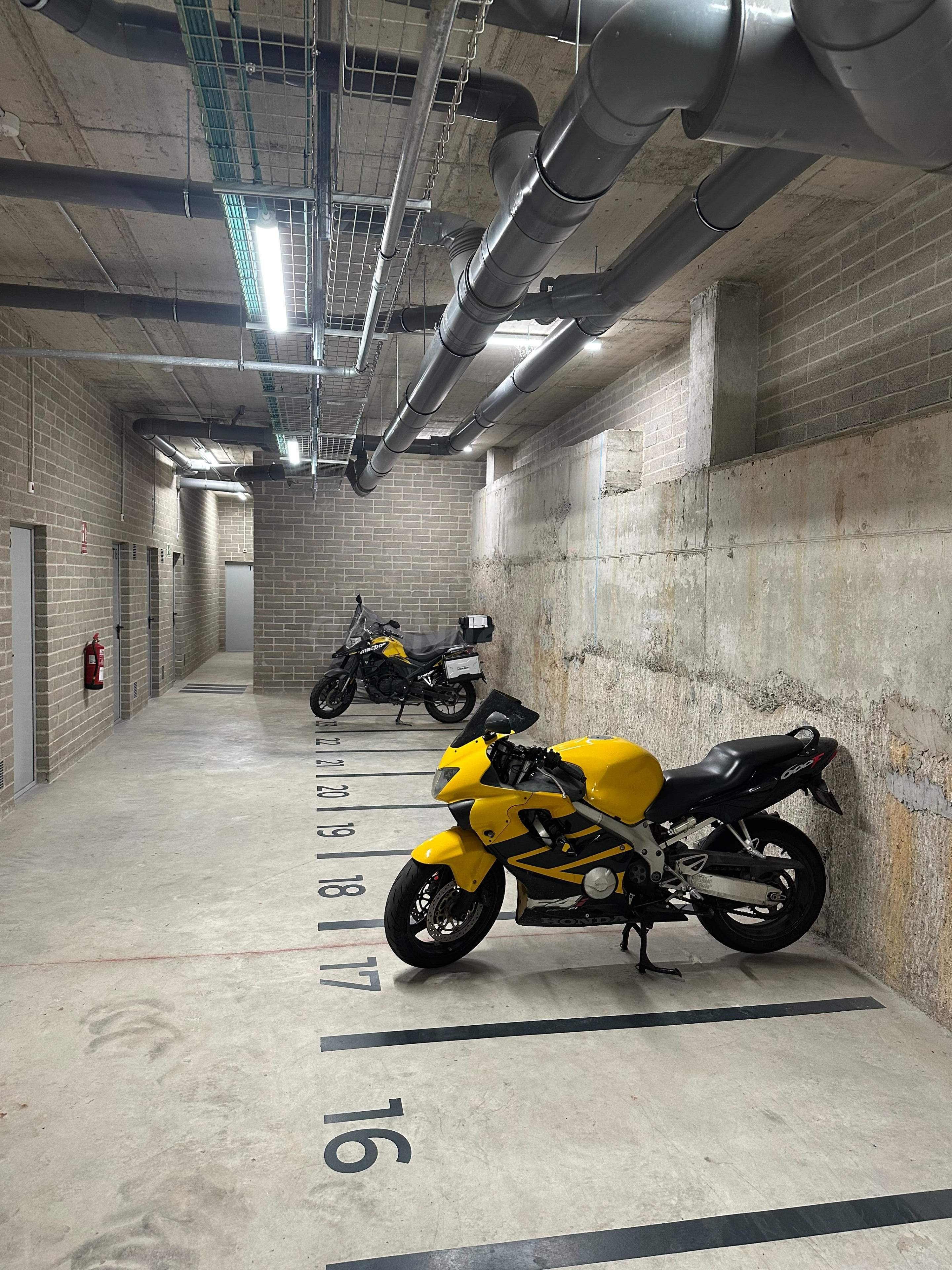 Plaza de parking para moto en La Sínia, Martorell