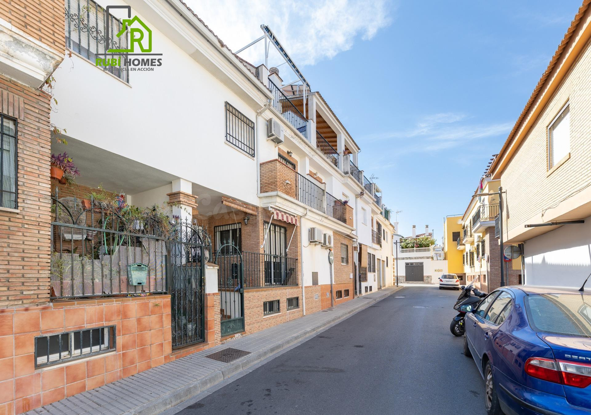 Vive en el corazón de Armilla: 4 dormitorios, patio, terraza y garaje