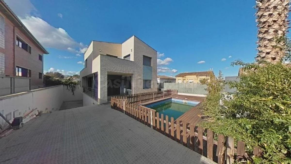 Gran casa con garaje y piscina