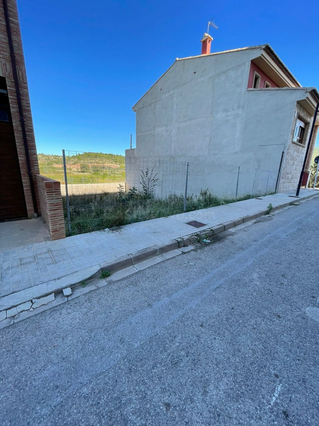 SOLAR EN TURIS DE 250M2 (ZONA CONSUM) 80.000€