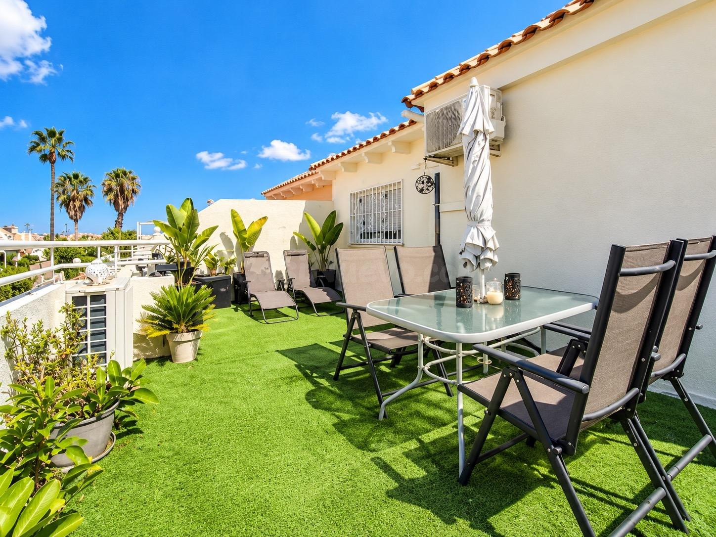 Dúplex en esquina con piscina comunitara  de 3 dormitorios con amplia terraza y patio