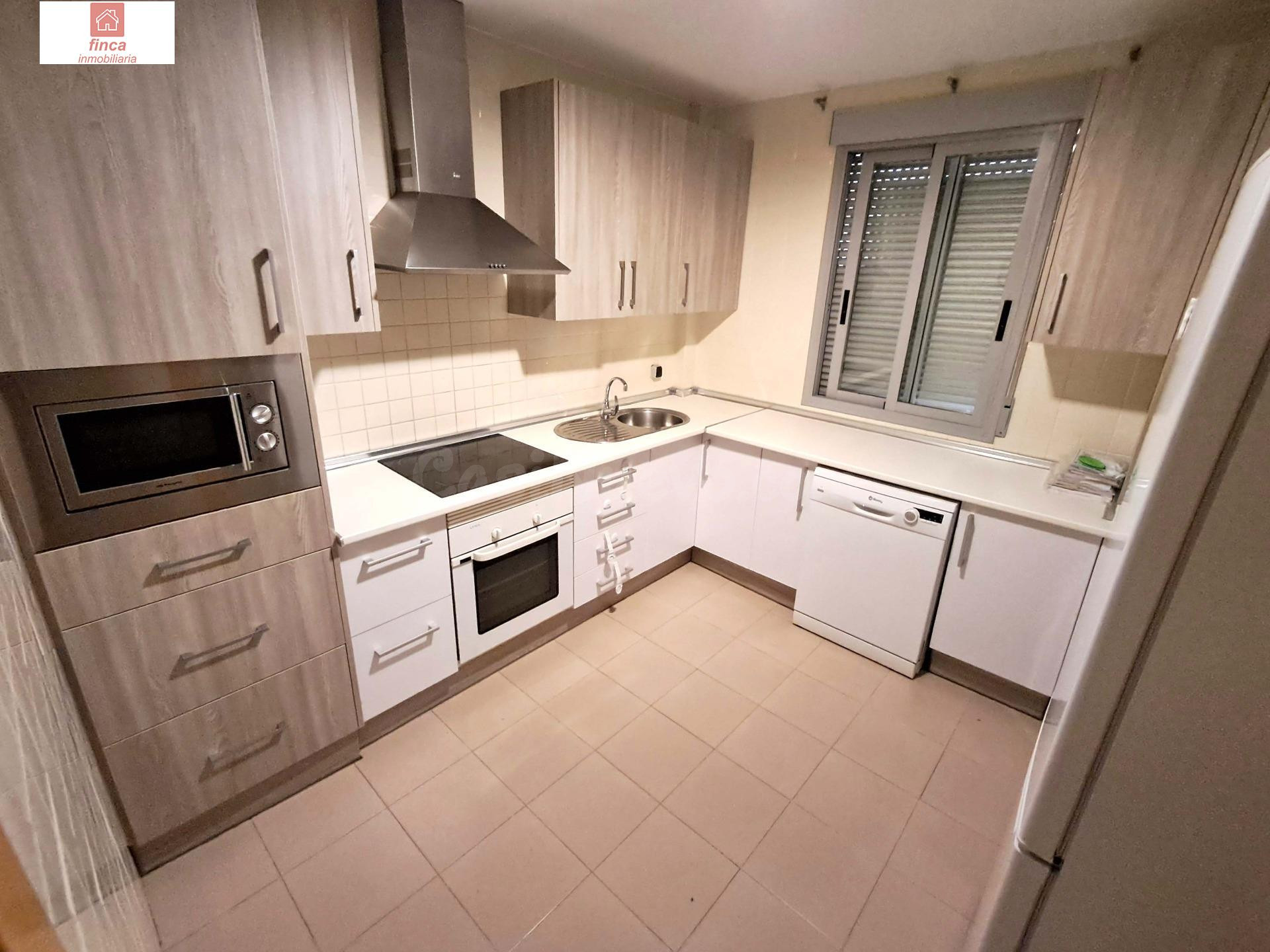 MONTIJO, ALQUILER PISO SIN AMUEBLAR, COCINA AMUEBLADA Y EQUIPADA, CON ASCENSOR, GARAJE Y TRASTERO, LUMMINO
