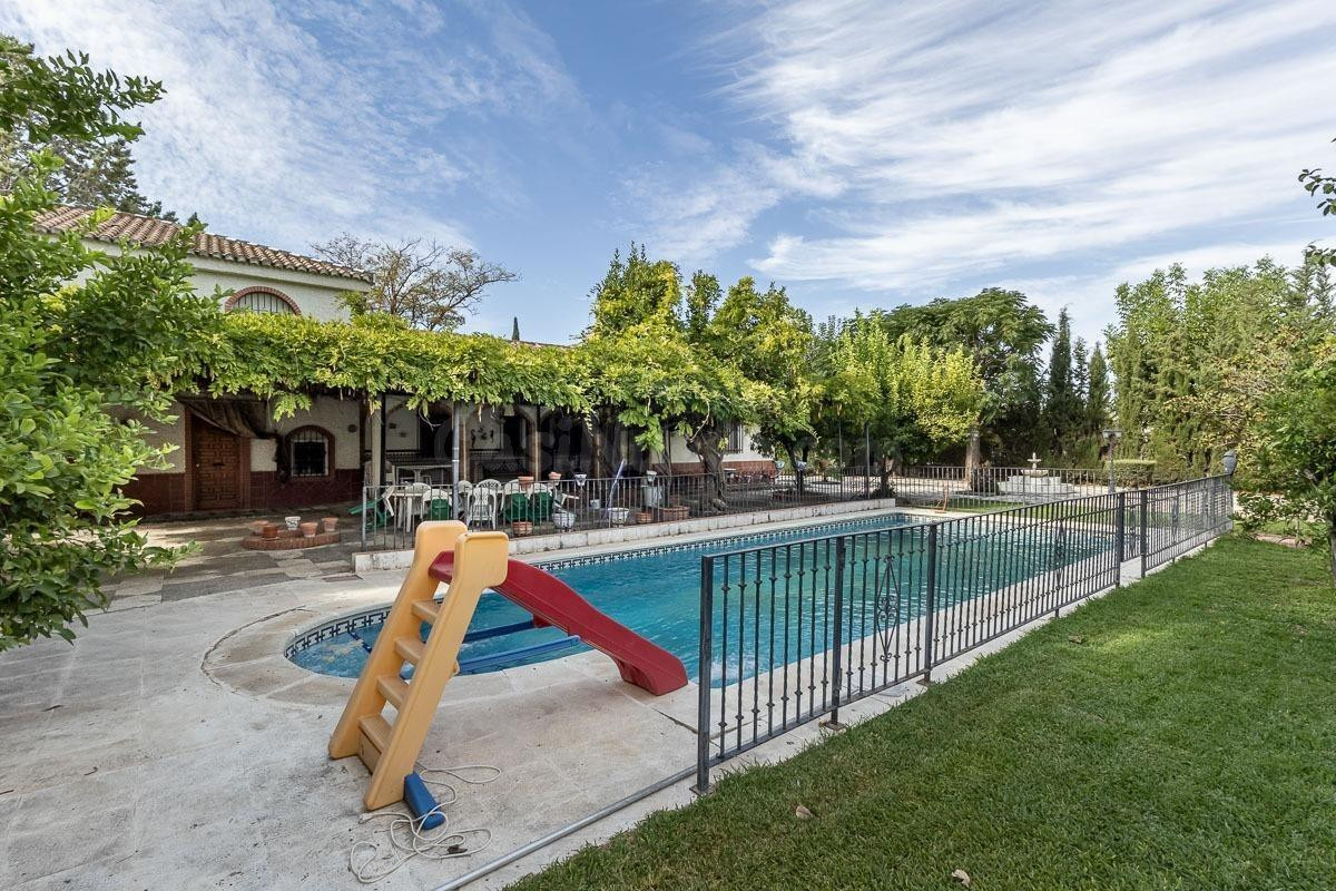 Espectacular Chalet en Ogijares - Ideal para Familias