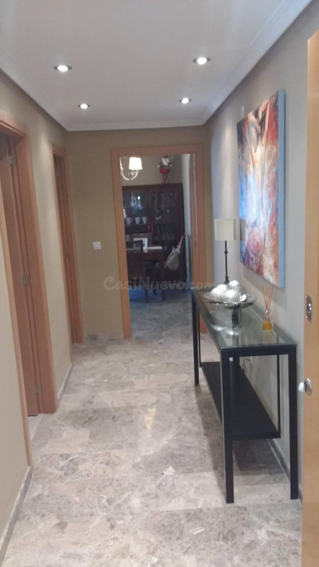 Piso seminuevo totalmente amueblado, con 3 dormitorios, 2 baños, aire acondicionado, garaje