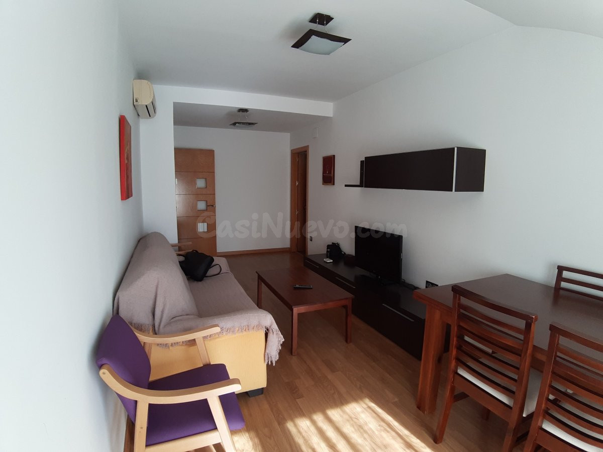 APARTAMENTO SEMINUEVO, CÉNTRICO CON PISCINA COMUNITARIA, AIRE ACONDICIONADO Y PLAZA DE GARAJE