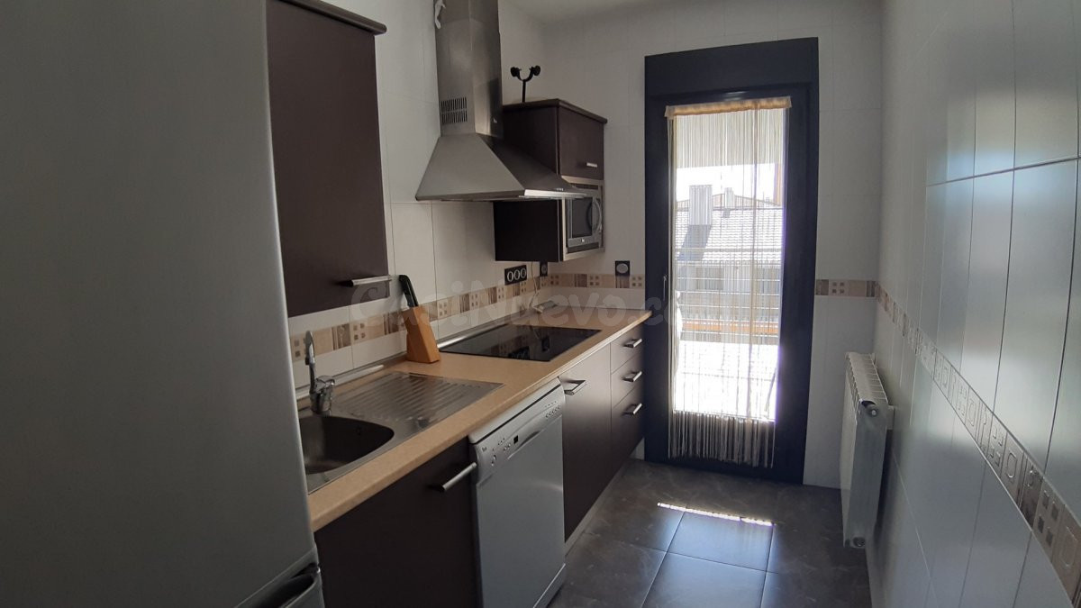 APARTAMENTO SEMINUEVO, CÉNTRICO CON PISCINA COMUNITARIA, AIR - foto 5