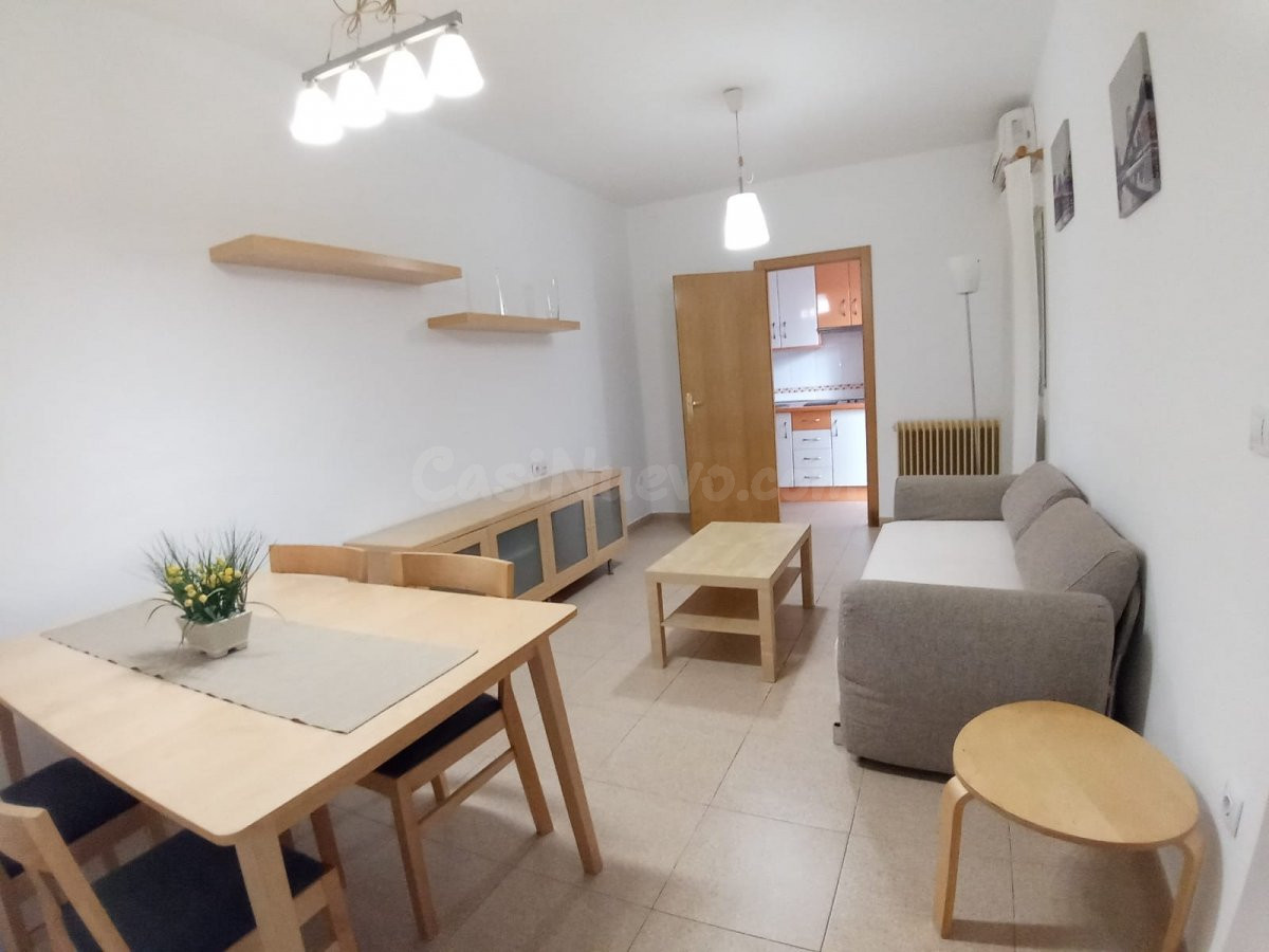 PISO AMUEBLADO DE DOS DORMITORIOS EN PLANTA BAJA, CON AMPLIO SALÓN, COCINA INDEPENDIENTE Y PATIO. CALEFACCIÓN DE GAS INDIVIDUAL, AIRE ACONDICIONADO, ARMARIOS EMPOTRADO.