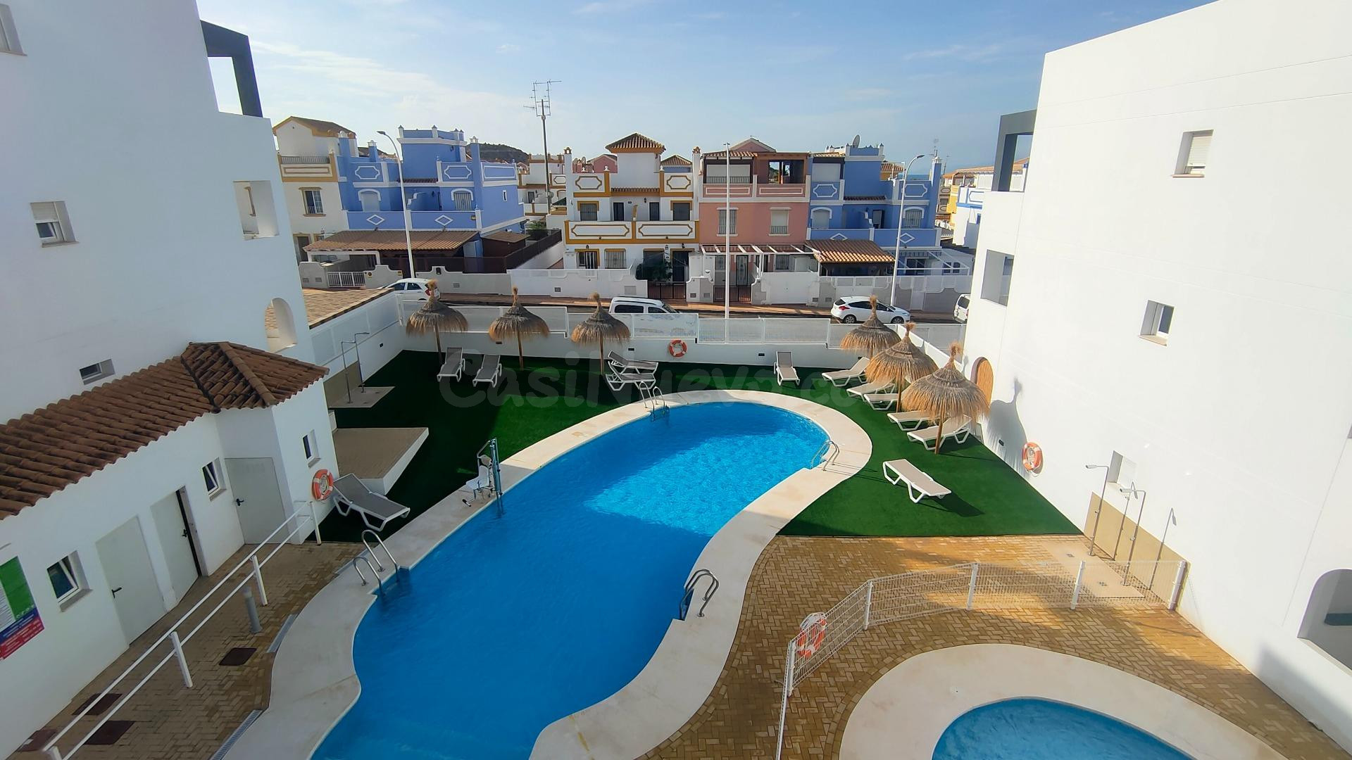 Apartamento de 1 dormitorio con terraza y piscina en Urbanización Milenio III en San Juan de los Terreros