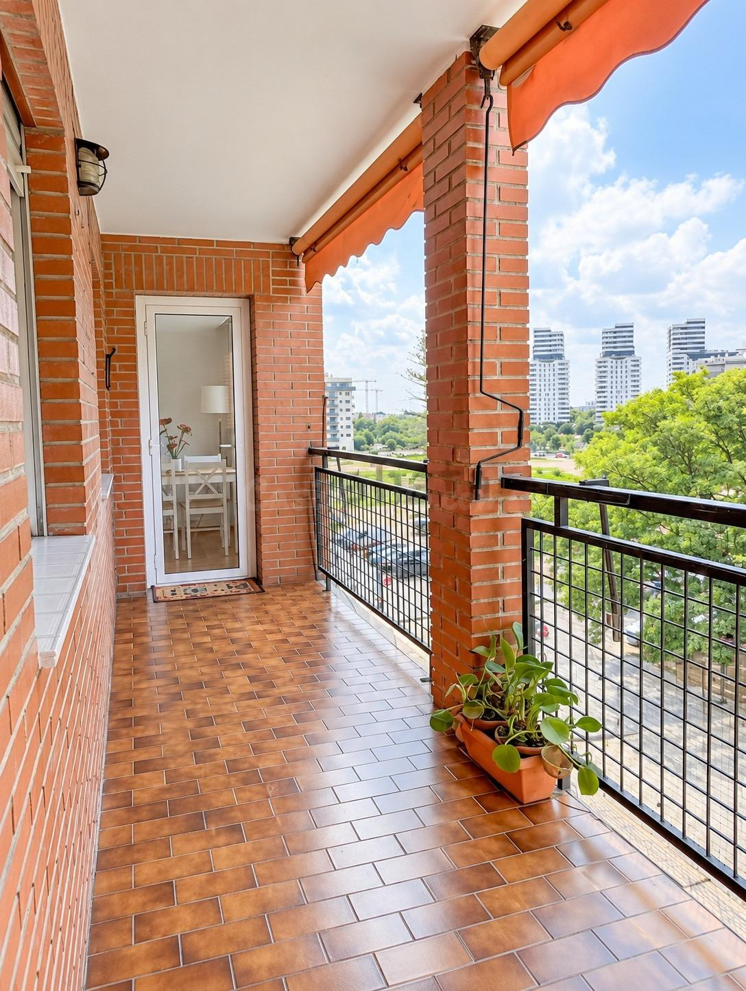 Piso reformado de 4 habitaciones y 2 baños en Malilla