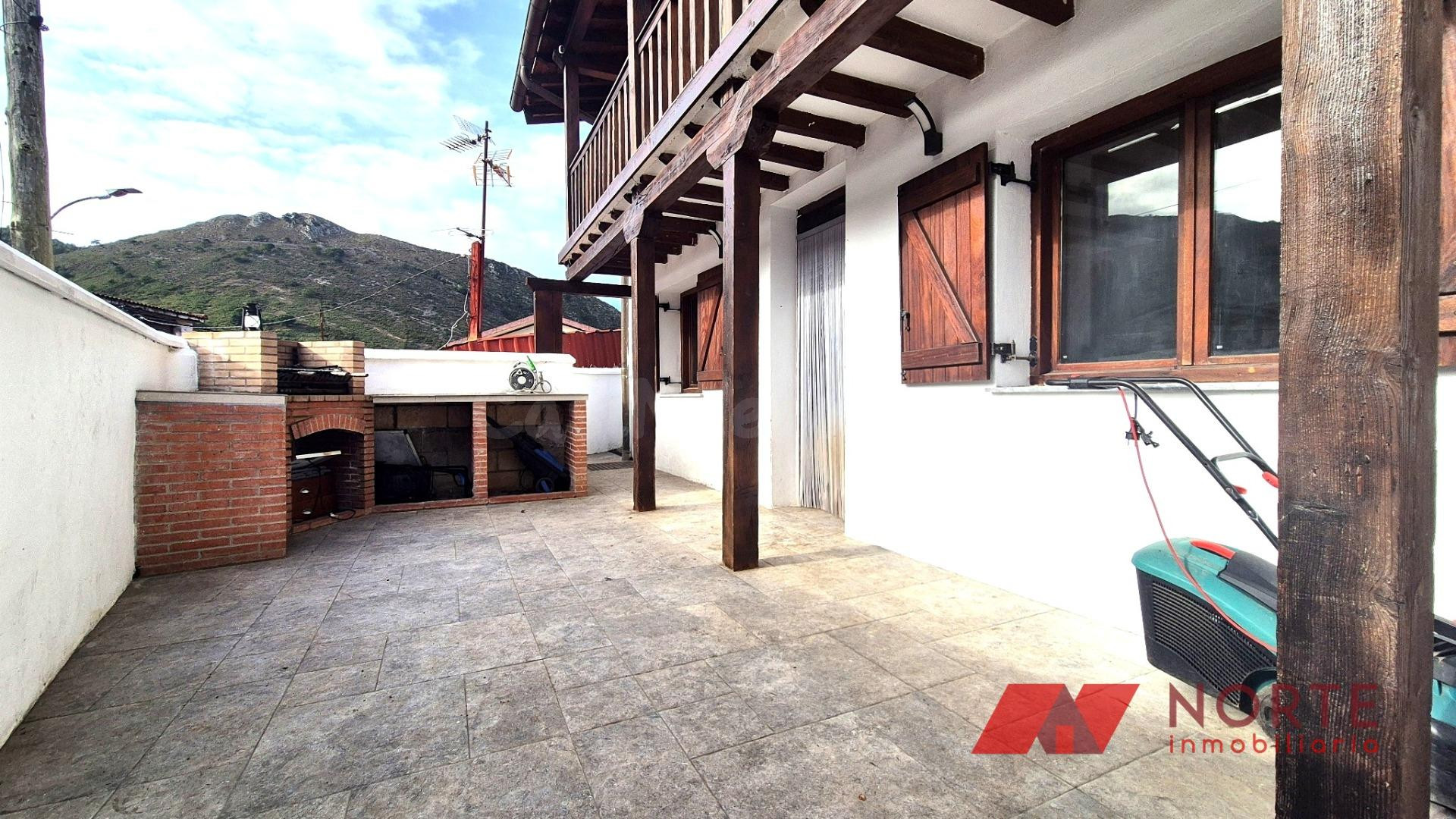 CASA REFORMADA CON JARDÍN Y PORCHE