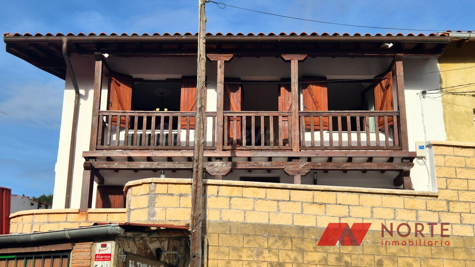 CASA REFORMADA CON JARDÍN Y PORCHE - foto 2