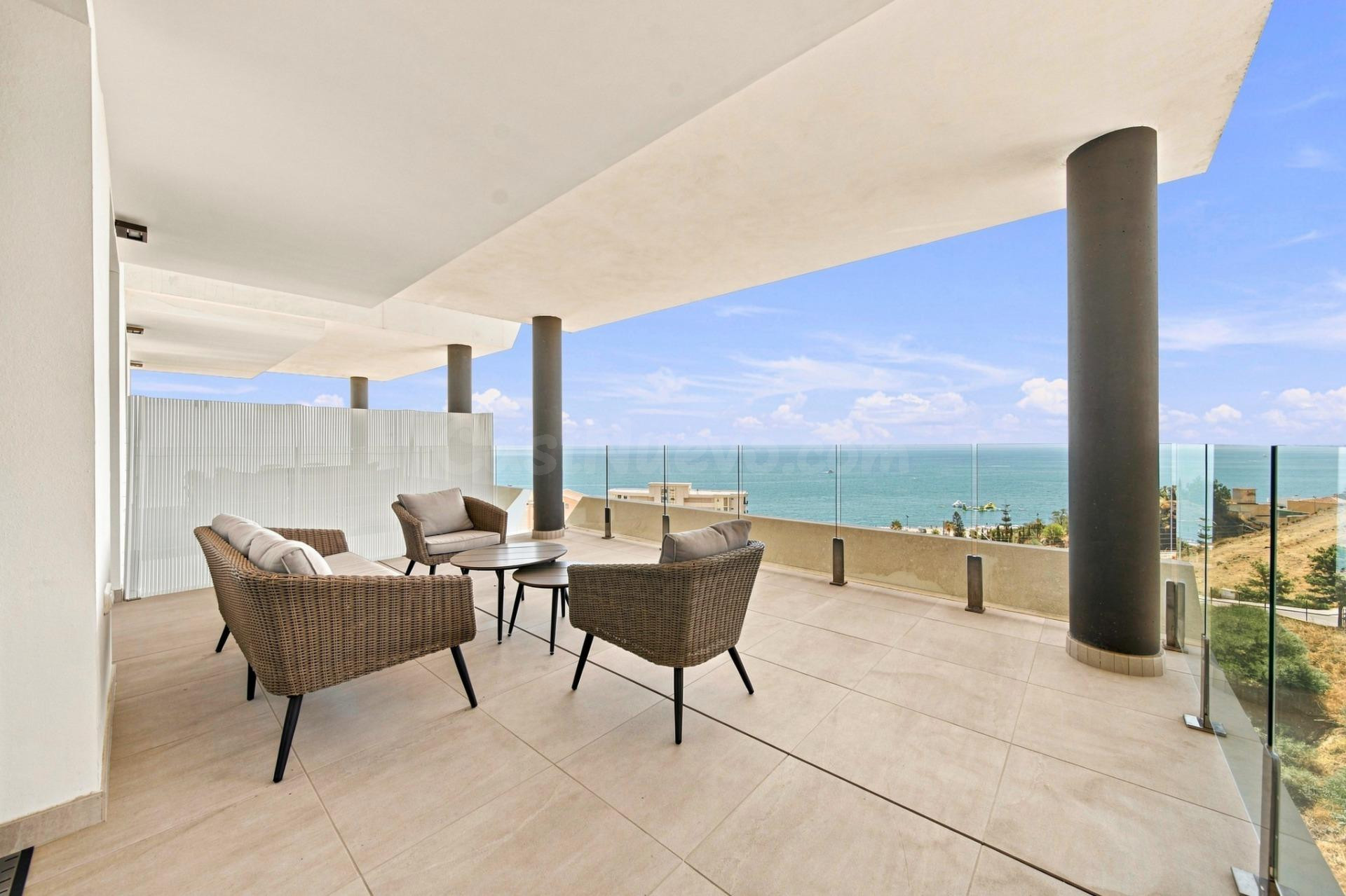 EXCLUSIVO APARTAMENTO DE 2 DORMITORIOS CON VISTAS PANORÁMICAS AL MAR – CARVAJAL, FUENGIROLA