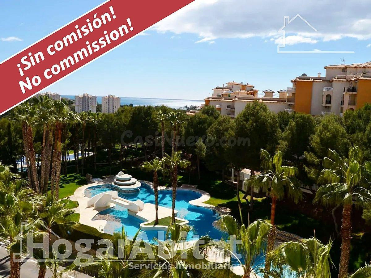 ¡Preciosas vistas al mar! Reformado en residencial con piscina y balcón