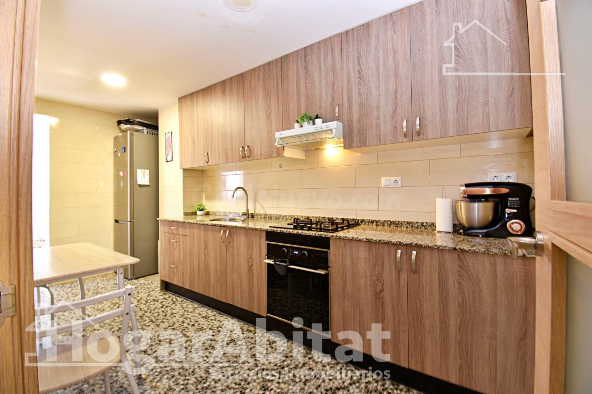 Amplitud y luz mediterránea en este piso totalmente reformad - foto 4