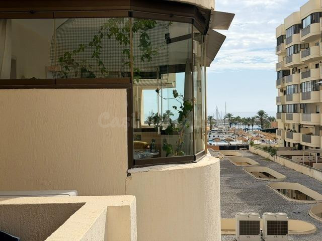 PISO CENTRICO EN FUENGIROLA CON VISTAS LATERALES AL PUERTO JUNTO A LA PLAYA. PERFECTO ESTADO