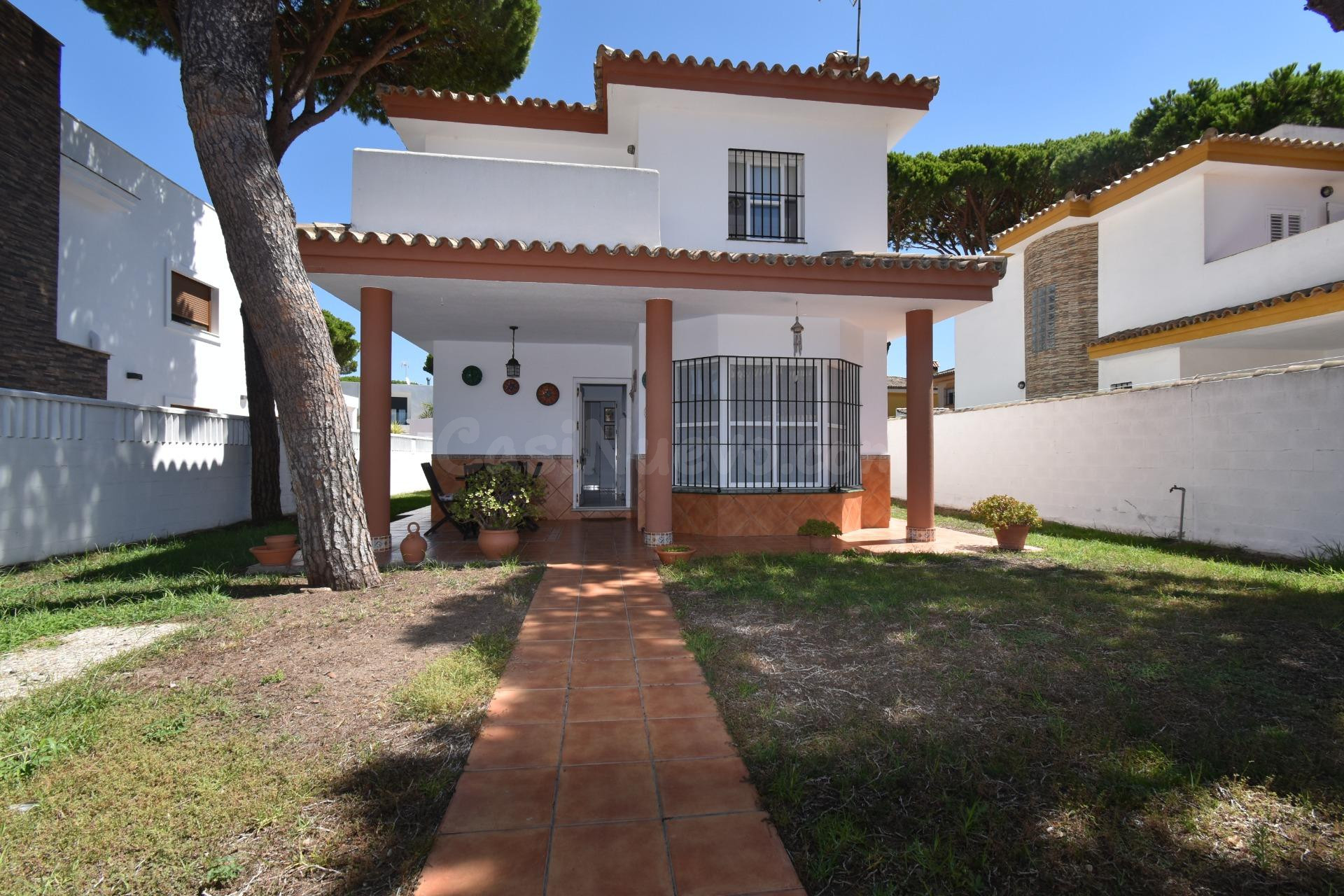 CHALET INDEPENDIENTE EN COSTA SANCTI PETRI A 700 METROS DE LA PLAYA