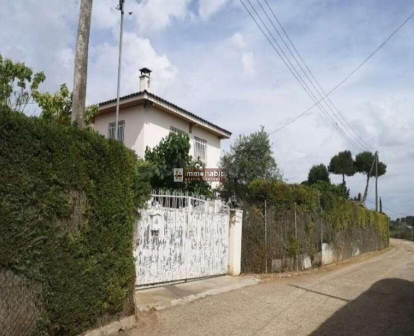 Xalet independiente de 198 m2 con 4 habitaciones cerca de Lleida