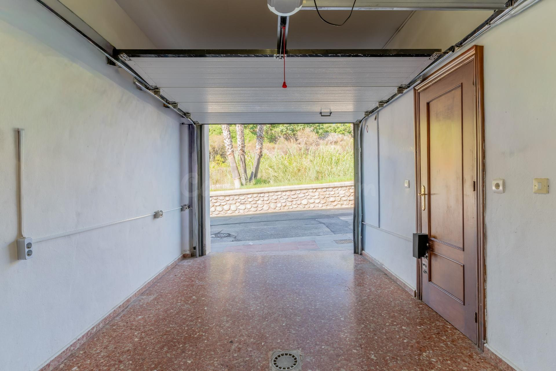 Gran casa familiar de 3 plantas en Ronda de Poniente - foto 2