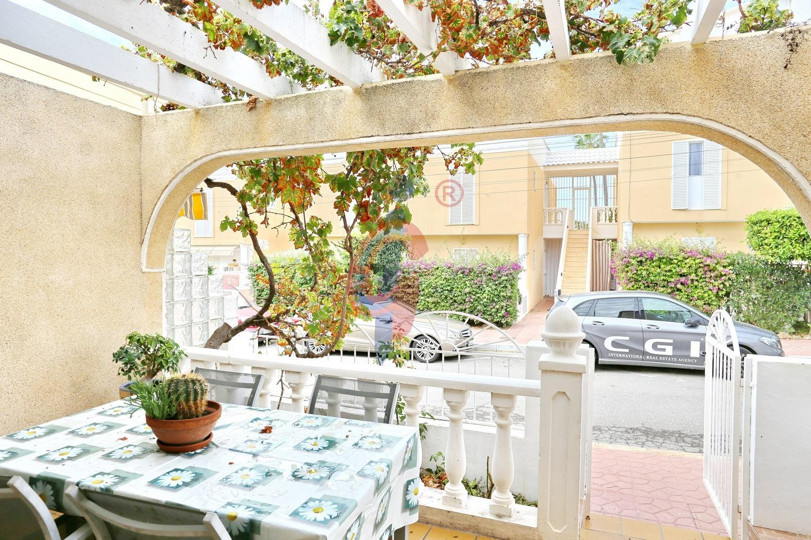 Espectacular bungalow en esquina con gran solárium, jardín privado y piscina en Guardamar del Segura