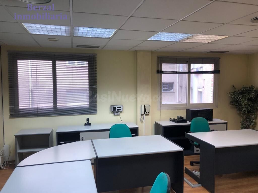 Oficina en el centro, edificio de oficinas, con trastero. MONTADA