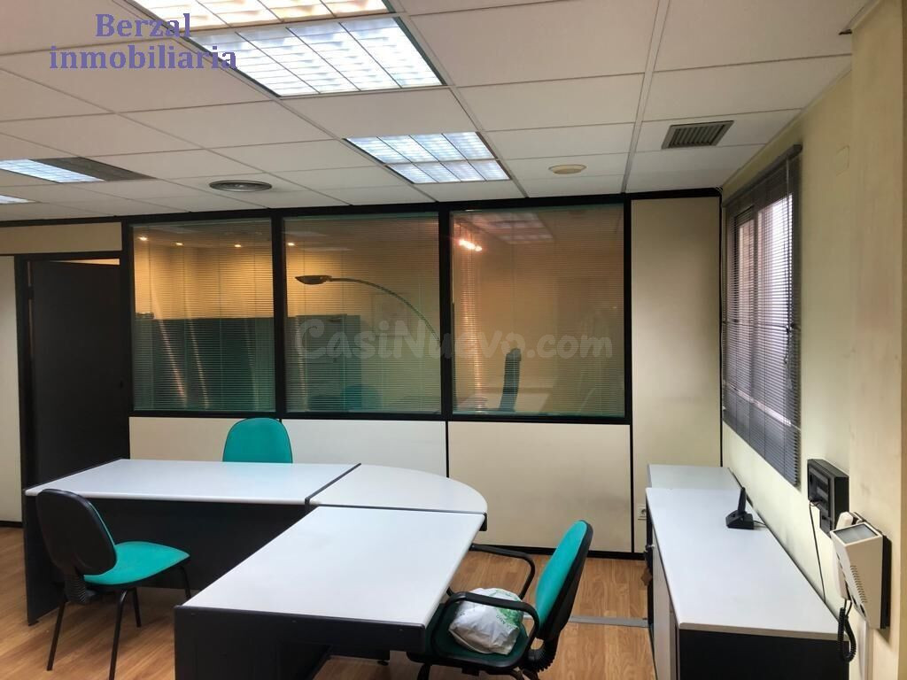 Oficina en el centro, edificio de oficinas, con trastero. MO - foto 3