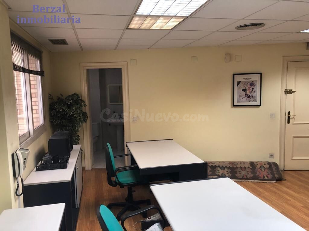 Oficina en el centro, edificio de oficinas, con trastero. MO - foto 4