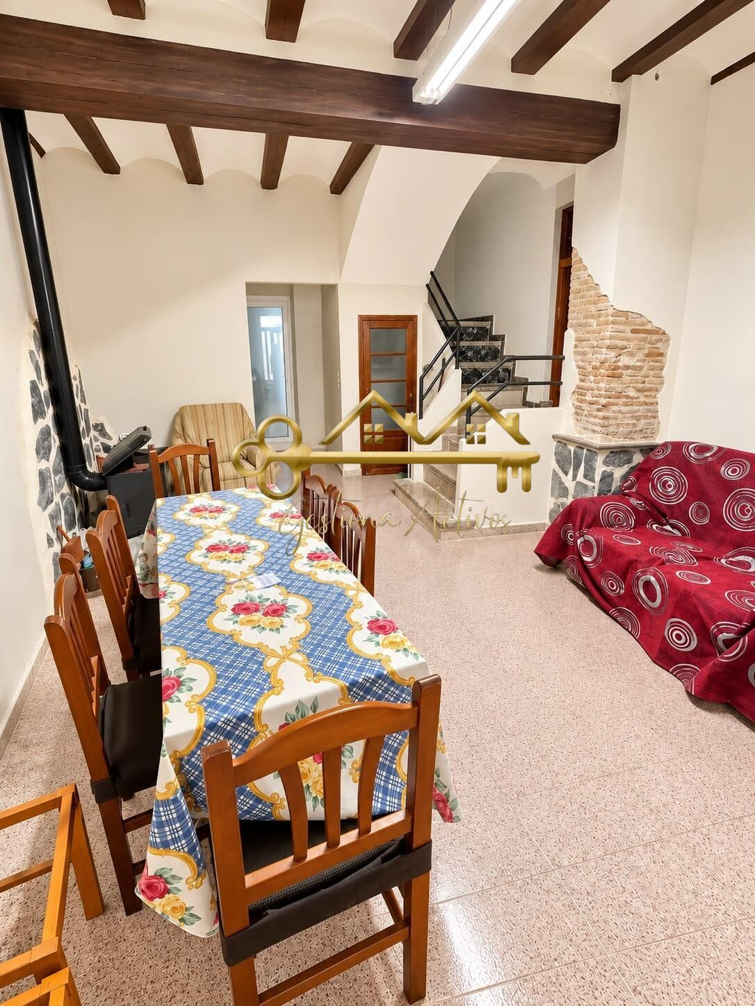 ENCANTADORA CASA DE PUEBLO CON PATIO Y MUCHO ENCANTO