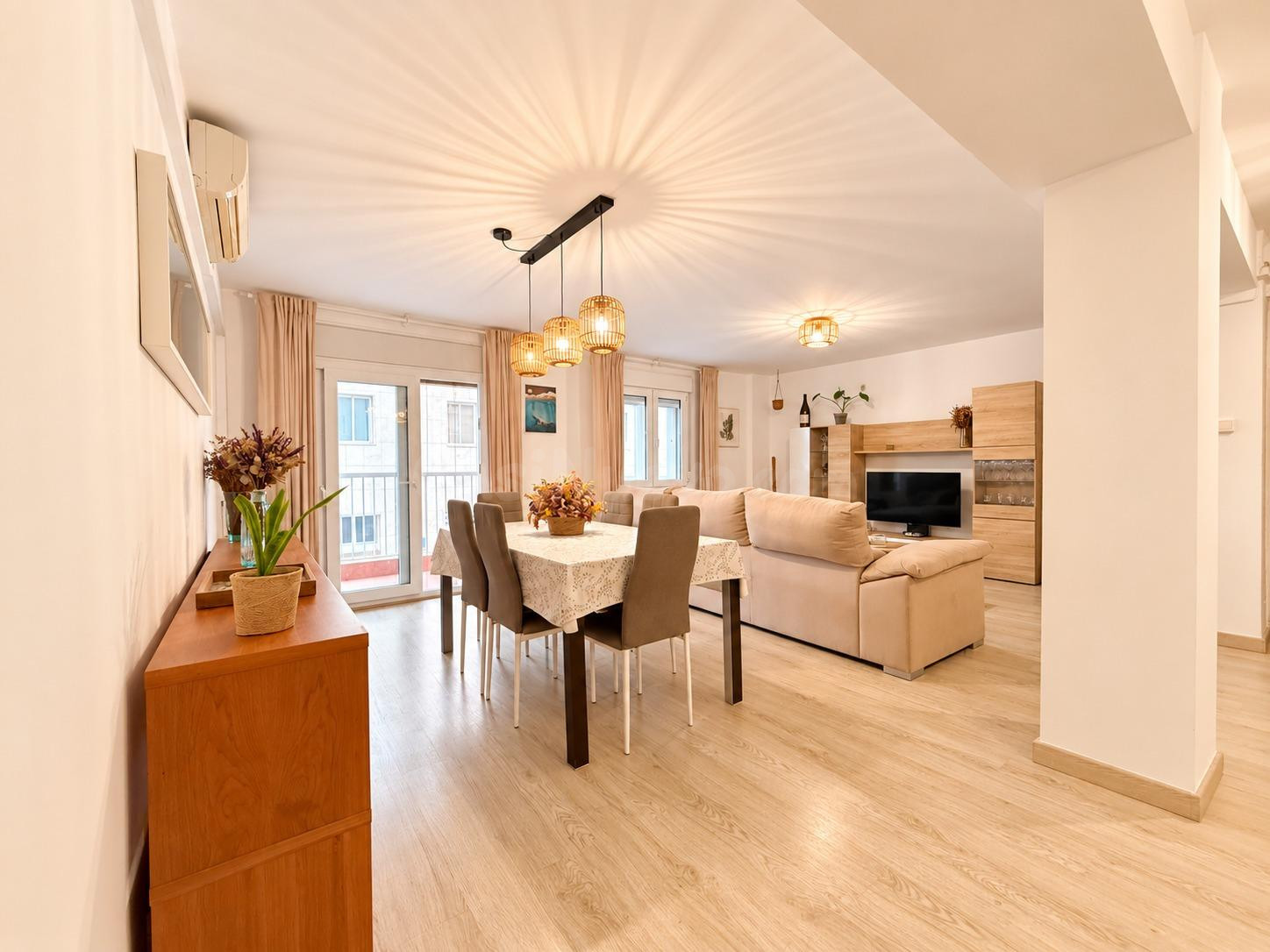 Piso de 150 m2 construidos con 5 habitaciones y parking – Tarragona