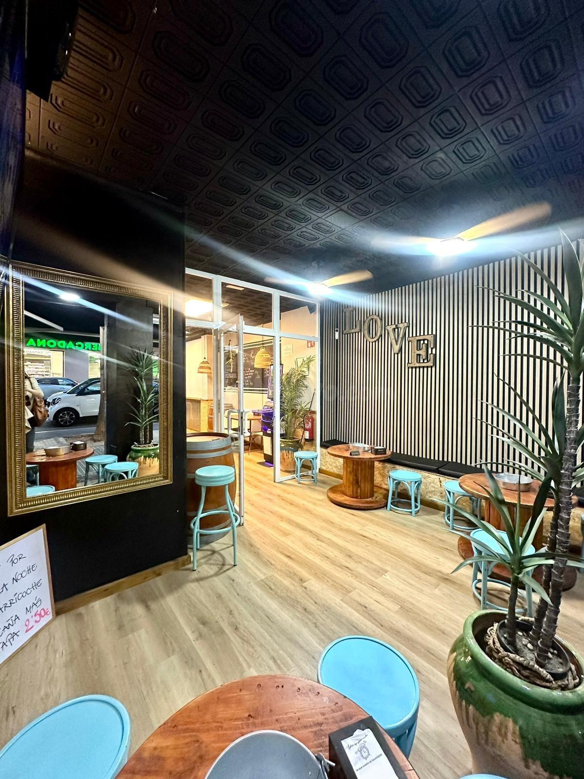 Traspaso de bar-cafetería con terraza en céntrica zona peatonal